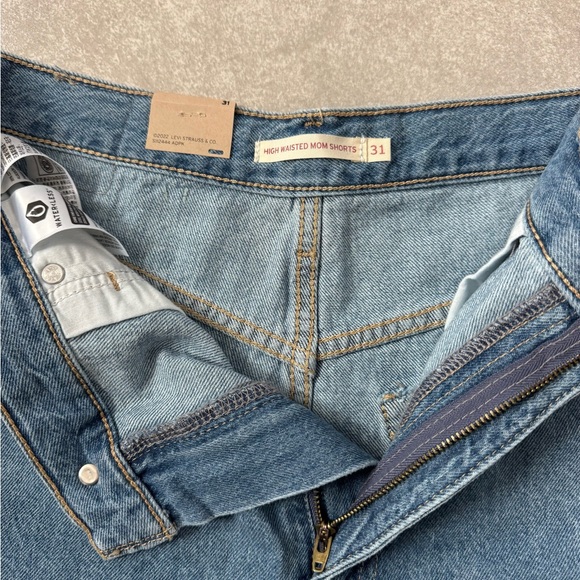 NWT Levi's Women's Blue Denim High Waisted Mom Shorts - Picture 6 of 7